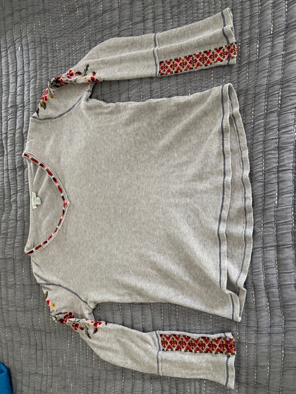 Sundance Embroidered Thermal Top Gray - Size Medium - Picture 7 of 8